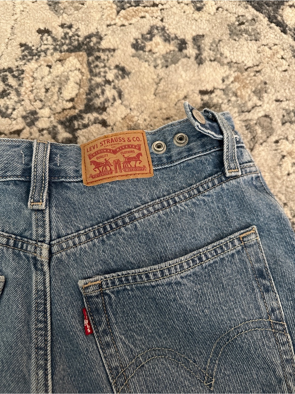 Levi's Cinched Mid-Thigh Shorts 27 - Picture 3 of 6